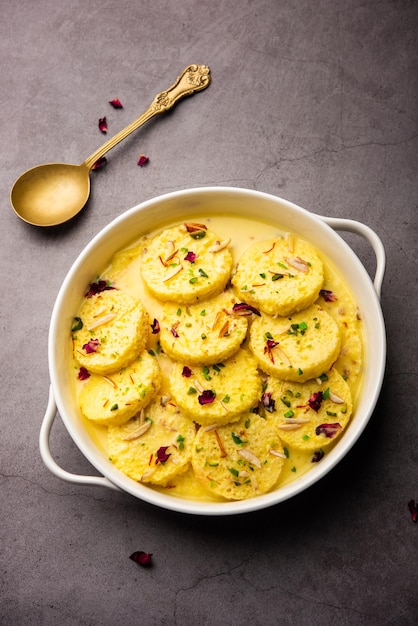 Bread rasmalai is de geknepen versie van traditionele ras malai met sneetjes brood in plaats van paneer