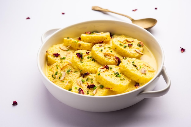 Bread Rasmalai is de geknepen versie van traditionele Ras malai met sneetjes brood in plaats van paneer