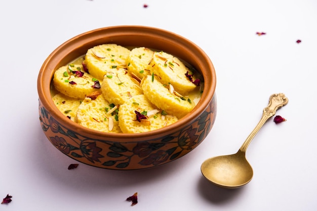 Foto il pane rasmalai è la versione ottimizzata del tradizionale ras malai che utilizza fette di pane invece del paneer