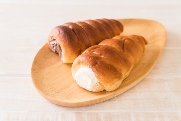 bread roll with cream 