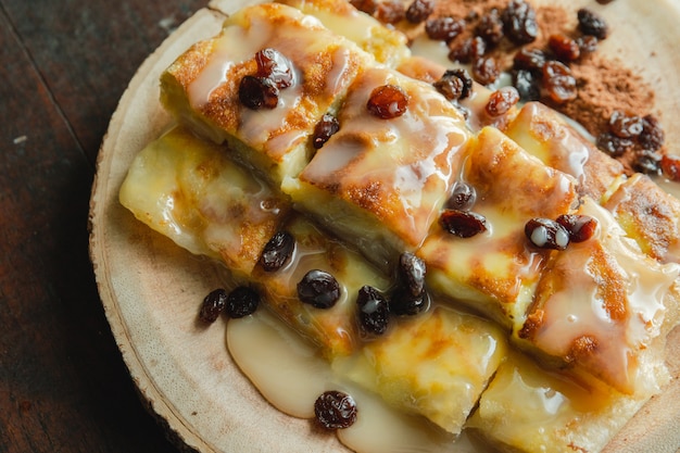 Photo bread and rum raisin on plate