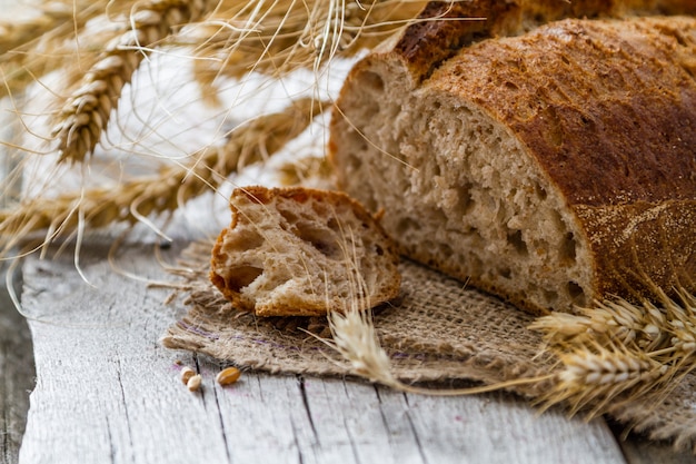 Pane, segale, grano, fondo di legno rustico