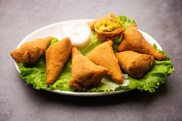 Il samosa di pane è una variante del samosa normale con lo stesso ripieno di patate e piselli utilizzando fette di pane sandwich per la copertura esterna