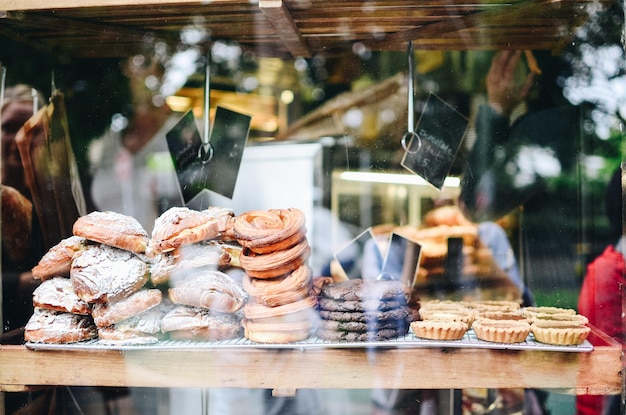 写真 販売中の市場のスタンドでガラスを通して見られるパン