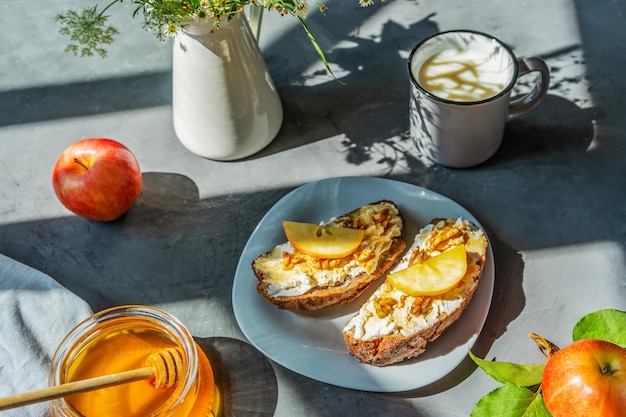 Fette di pane con ricotta miele mele e noci