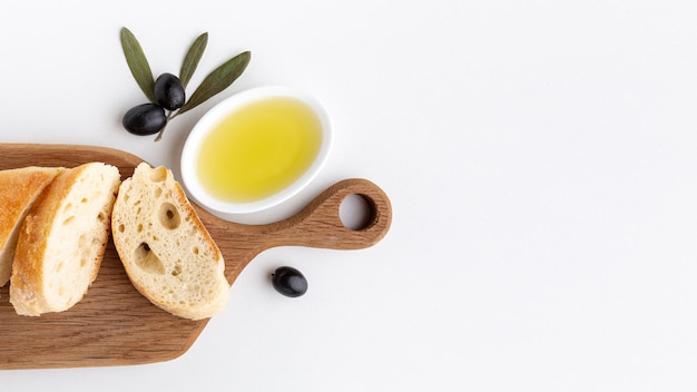 Fette di pane con olio d'oliva e copia spazio