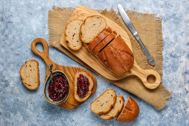 Fette di pane con marmellata di lamponi, spuntino sano facile, vista dall'alto