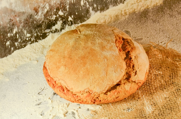 Pane sul tavolo dettaglio di pane fresco tradizionalmente cotto. pane al buio. panificio, concetto di cottura.