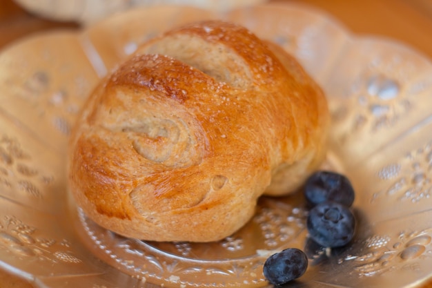 Foto primo piano della trama del pane panino di pane fresco sfondo closeup riprese pane integrale su un piatto