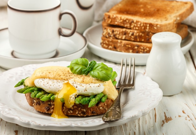 Bread toast with poached egg and hollandaise sauce