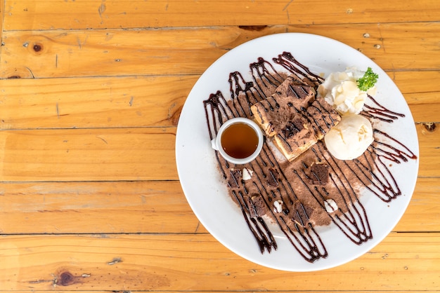 バニラアイスクリームとチョコレートブラウニーで焼いたパン