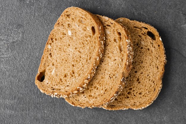 Pane tradizionale pane a lievitazione naturale tagliato a fette su un fondo di legno rustico