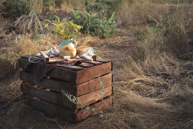 Pane e grano in condizioni naturali nella natura, natura morta nella lavorazione artistica.