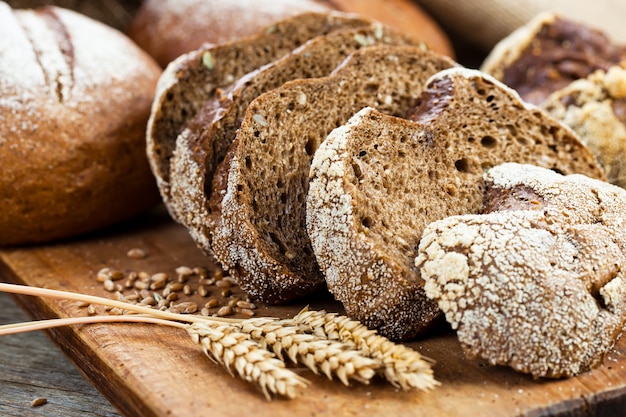 パンと小麦の木製ボード