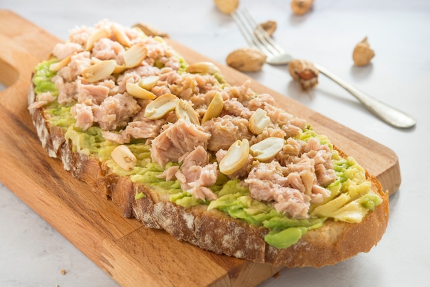 Bread with avocado, tuna and peanuts