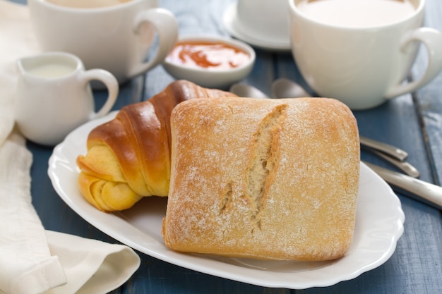 青い木製のコーヒーとパン