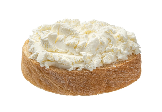 Pane con crema di formaggio su sfondo bianco