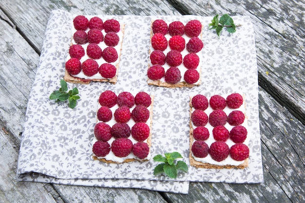 Foto pane con ricotta e lamponi freschi.