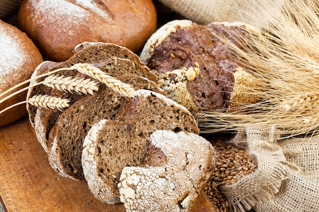 Хлеб с кухонными принадлежностями на столе
