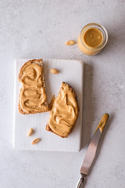 Bread with peanut butter