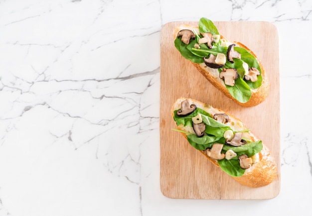 bread with rocket and shiitake mushroom