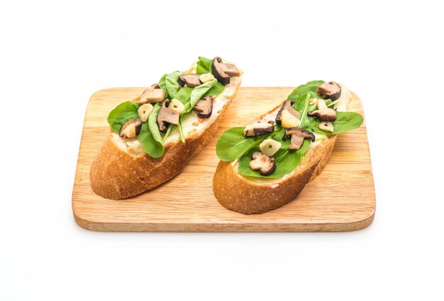 Foto pane con rucola e funghi shiitake