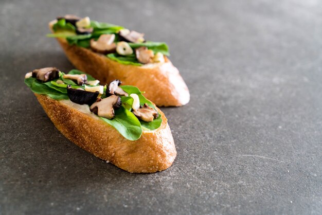 bread with rocket and shiitake mushroom