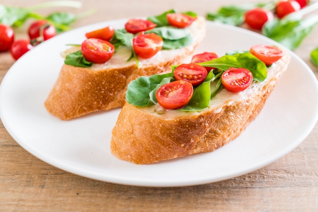 bread with rocket and tomatoes 