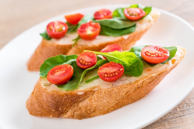 bread with rocket and tomatoes 