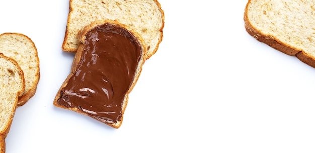 Pane con cioccolato dolce alla nocciola su sfondo bianco.