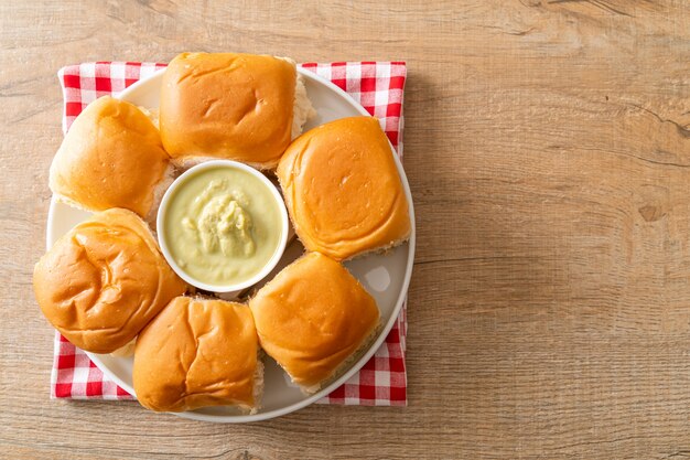 Bread with Thai pandan custard on plate