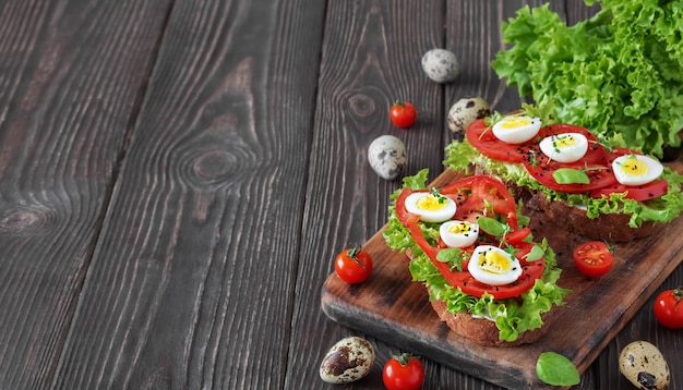 bread with tomatoes and lettuce