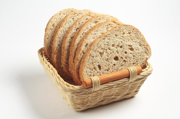 白い背景の籐のバスケットに小麦ふすまとパン