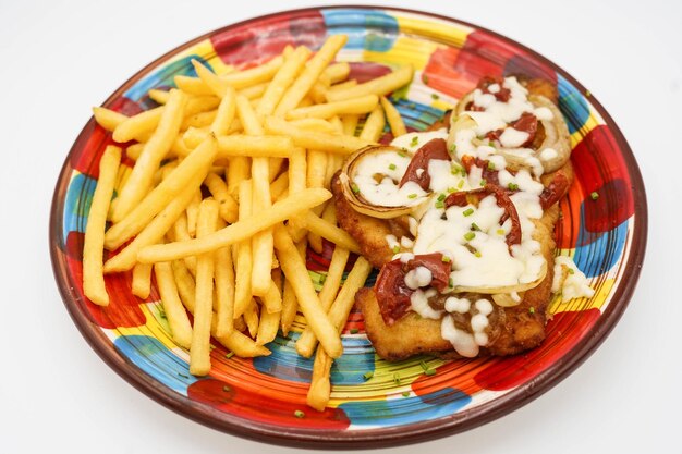 Pane alla milanese con prosciutto e formaggio in stile sudamericano con patatine fritte