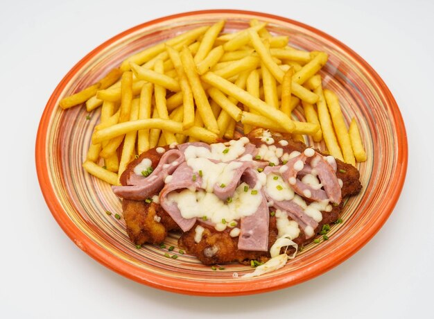 Pane alla milanese con prosciutto e formaggio in stile sudamericano con patatine fritte