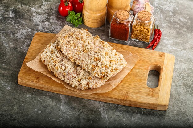 Foto schnitzel di carne cruda al pane