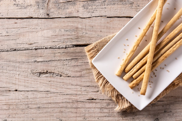 Breadstick grissini snack op houten tafel