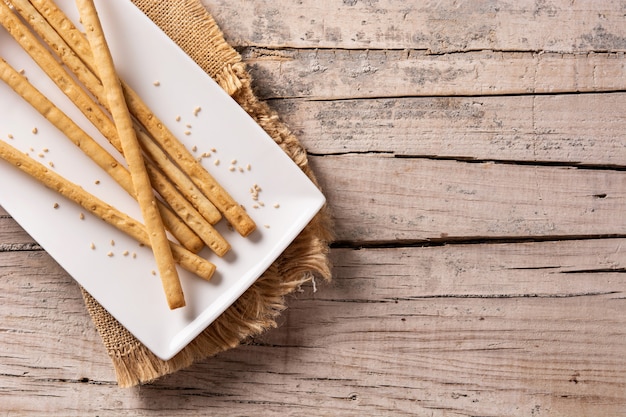 Foto breadstick grissini snack op rustieke houten tafel.