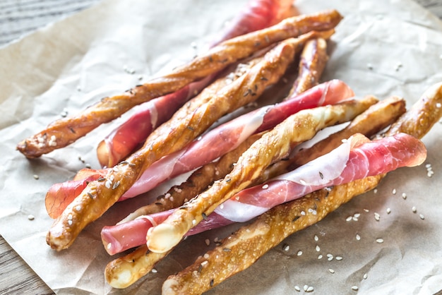 Foto breadsticks gewikkeld in jamon