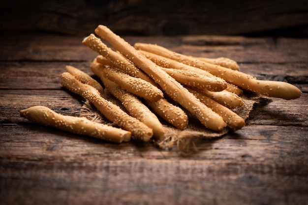 Breadsticks of Grissini close-up op houten tafel