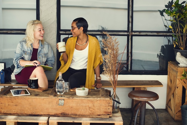 Rompa il concetto allegro del collega casuale della caffetteria