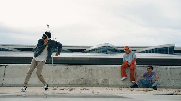 Break dancer si diverte a eseguire movimenti freestyle con un amico che applaude sprightly