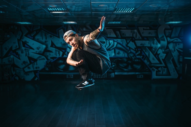 Breakdance-bewegingen, performer in dansstudio