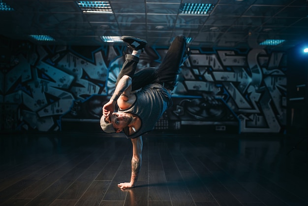Foto esecutore di breakdance in posa in studio di danza