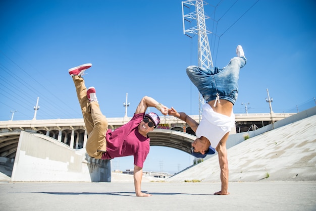 Breakdancers che eseguono trucchi