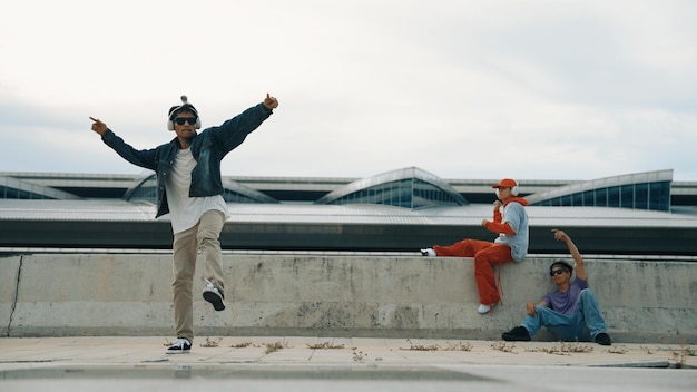 Breakdanser geniet van het uitvoeren van freestyle-bewegingen terwijl een vriend Sprightly juicht