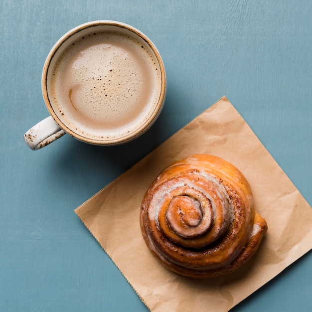 Foto assortimento per la colazione con caffè e pasticceria