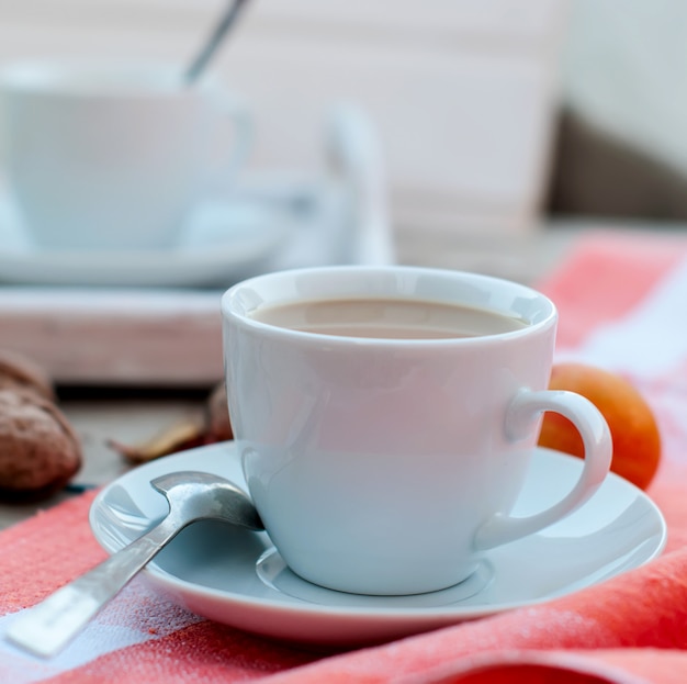 Colazione autunnale tè pomeridiano, noci, mele e prugne