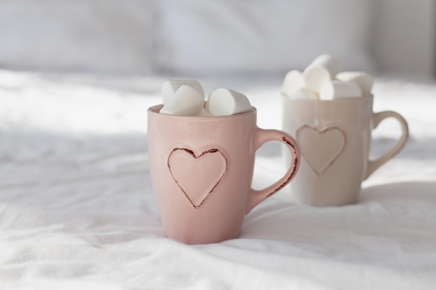 Завтрак в постель для пар, пастельная плоская композиция с чашками кофе и сладким зефиром. Концепция женщина или День святого Валентина.