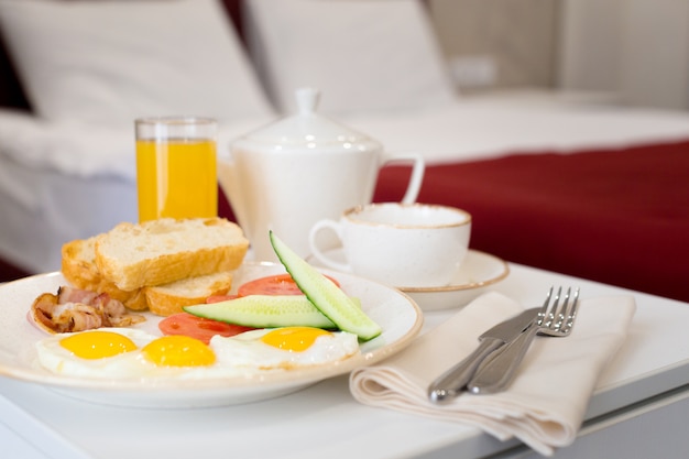 Photo breakfast in bed in hotel room